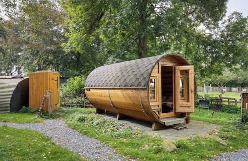 Barlt Alquiler De RV | Cabaña 'Das Fass' con terraza y jardín compartidos