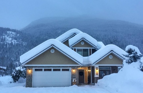 Revelstoke Casa | Bañera de hidromasaje, sauna, sillón de masaje, 1 minuto a la góndola
