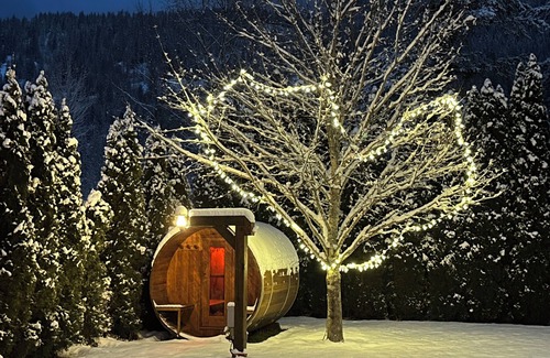 Revelstoke Casa | Bañera de hidromasaje, sauna, sillón de masaje, 1 minuto a la góndola