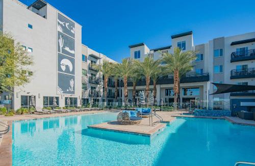 Desert View Village Apartamento | Barrett Jackson-Dine-Golf-Swim-King Bed-WFH-Parking - S439