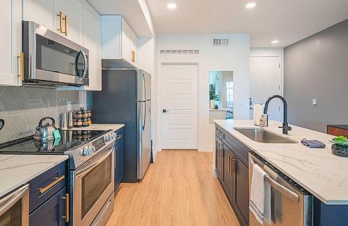 Desert View Village Apartamento | Barrett Jackson-Dine-Golf-Swim-King Bed-WFH-Parking - S439