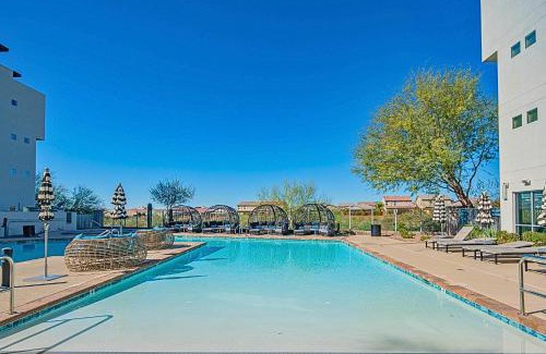 Desert View Village Apartamento | Barrett Jackson-Dine-Golf-Swim-King Bed-WFH-Parking - S439