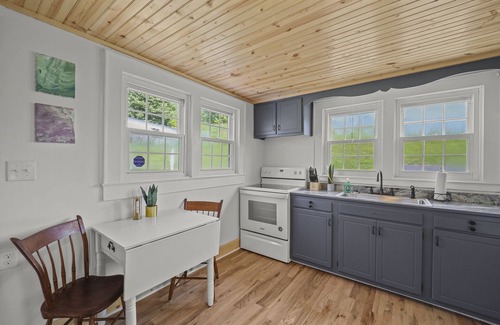 Jefferson Casa | Barrett Place, 3BR, 1 Bath, Gem of Jefferson, NC 5 Minutes to West Jefferson