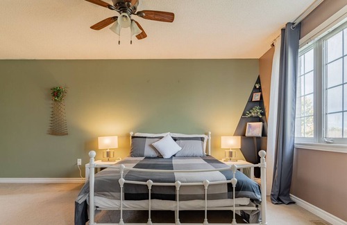 Barrie Cabaña | Barrie Downtown Cottage BBQ Patio Garden Sleeps10
