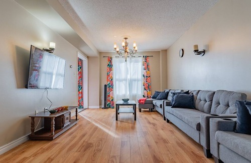 Barrie Cabaña | Barrie Downtown Cottage BBQ Patio Garden Sleeps10