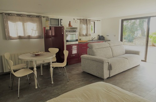 Carnoux-en-Provence Apartamento | Bas de villa near Calanques de Cassis in quiet subdivision