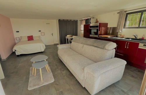 Carnoux-en-Provence Apartamento | Bas de villa near Calanques de Cassis in quiet subdivision