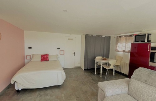 Carnoux-en-Provence Apartamento | Bas de villa near Calanques de Cassis in quiet subdivision