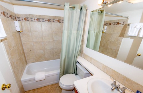 Kirkwood Condominio | Cueva del campamento base frente al pueblo y los remontes