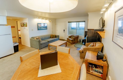 Kirkwood Condominio | Cueva del campamento base frente al pueblo y los remontes
