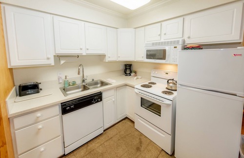 Kirkwood Condominio | Cueva del campamento base frente al pueblo y los remontes