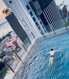 Pattaya Bay Apartamento | BASE Central PATTAYA Huge 2BED King&Queen with Infinity Pool & Free Netflix!