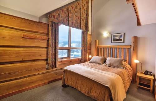 Golden Cabina | Basecamp Lodge Golden | Family Room