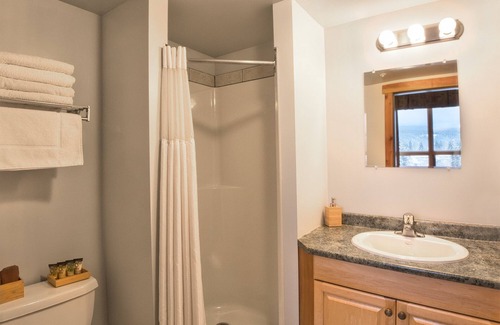 Golden Cabina | Basecamp Lodge Golden | Family Room