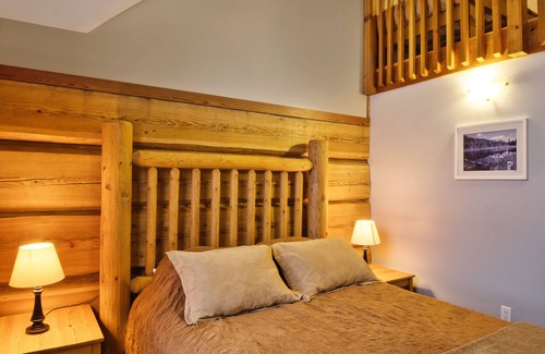 Golden Cabina | Basecamp Lodge Golden | Family Room