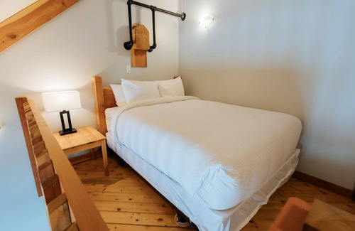 Golden Cabina | Basecamp Lodge Golden | Queen Suite Room