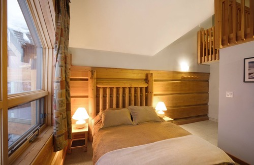 Golden Cabina | Basecamp Lodge Golden | Queen and OneTwins