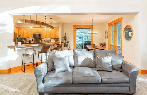 Welches Casa | Basecamp, Mt Hood. Mountain Retreat, hot tub, golf course.
