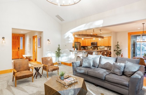 Welches Casa | Basecamp, Mt Hood. Mountain Retreat, hot tub, golf course.