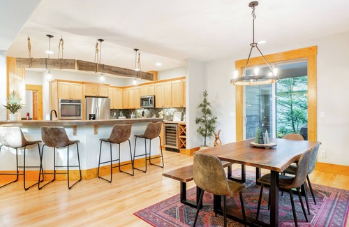 Welches Casa | Basecamp, Mt Hood. Mountain Retreat, hot tub, golf course.
