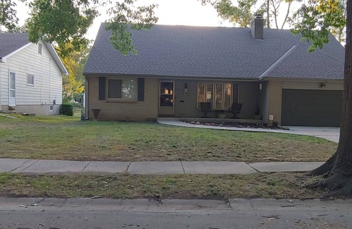 South Kansas City Casa | Two story ranch sleeps 8 in the quaint area of Kansas City called Waldo