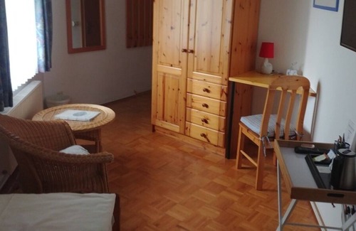 Neubulach Apartamento | e) Basic twin room, with shower and toilet, max. 2 people