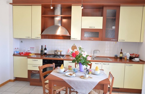 Arezzo Apartamento | Apartamento básico de dos habitaciones en el centro de la ciudad con cocina y estacionamiento privado.