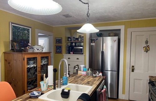 Cornwallis Casa | Basin view home w/art studio - steps to beach