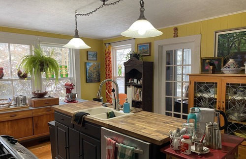 Cornwallis Casa | Basin view home w/art studio - steps to beach