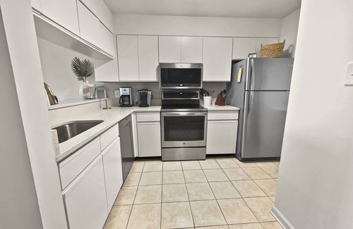 Sunnyside Condominio | "Bask" - Ramsgate Harbour | Beachfront Condo | Pristine Beach Views | Community Pool