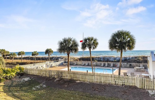 Sunnyside Condominio | "Bask" - Ramsgate Harbour | Beachfront Condo | Pristine Beach Views | Community Pool