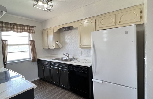 Laverne Casa | Basket Bungalow near walking trail family & pet friendly.