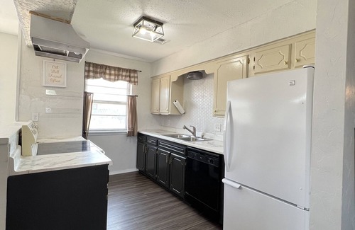 Laverne Casa | Basket Bungalow near walking trail family & pet friendly.