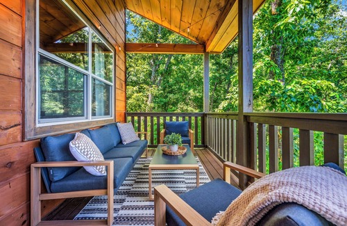 Caton Cabina | Basketball Court Near Dollywood Sleeps 12 Cozy Cabin Pool and Spa