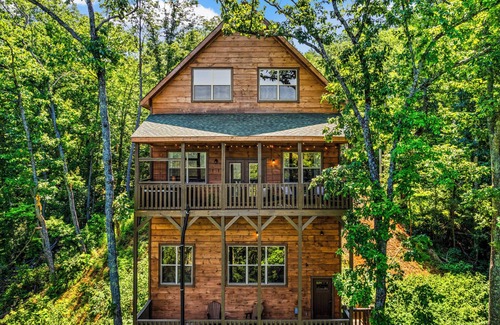 Caton Cabina | Basketball Court Near Dollywood Sleeps 12 Cozy Cabin Pool and Spa