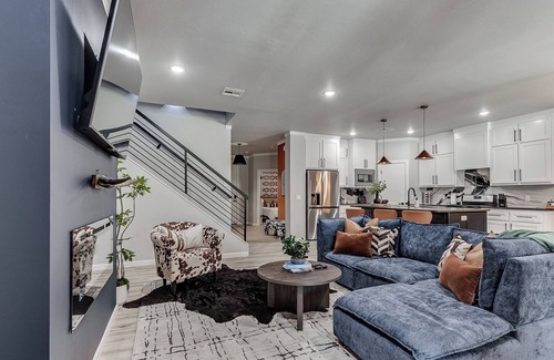 Central Oklahoma City Casa | Basketball\Pickleball Court-Putt Putt-Hottub-Gameroom-Centrally Located