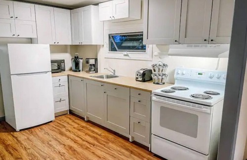 Adolphustown Casa | Bass Cove Beach Club - Lakefront cottage with Sauna