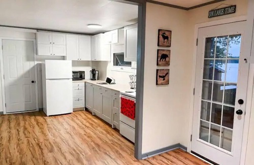 Adolphustown Casa | Bass Cove Beach Club - Lakefront cottage with Sauna