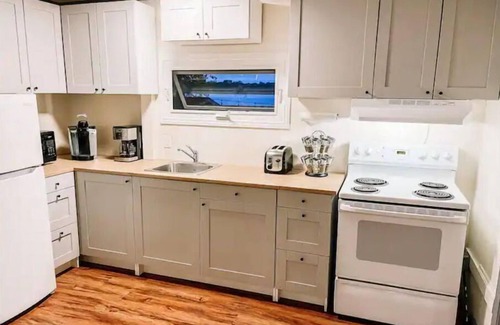 Adolphustown Casa | Bass Cove Beach Club - Lakefront cottage with Sauna