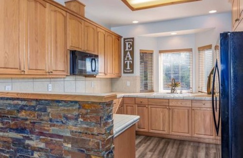 Oakhurst Casa | Bass Lake vacation home, 5 minutes to the lake & a 26 minute drive to Yosemite!