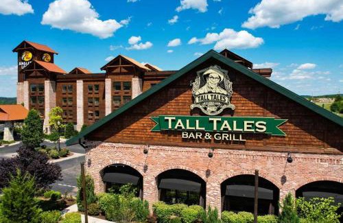 Hollister Hotel | Bass Pro Shops Angler's Lodge