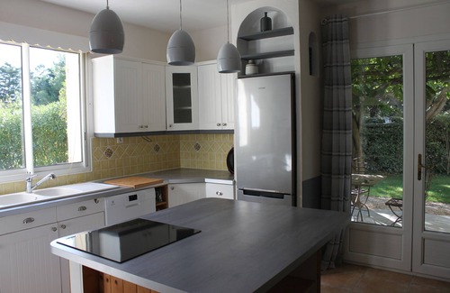 Noves Casa | Bastide des tilleuls beautiful, quiet, shady property on the heights of Noves