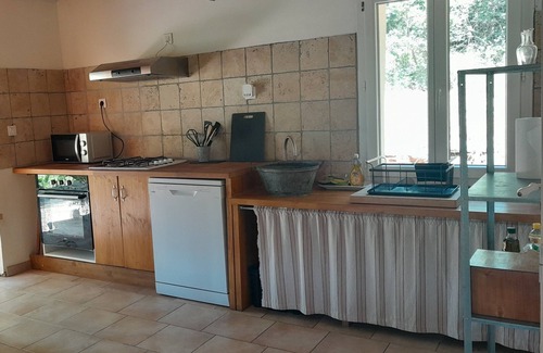 Besse-sur-Issole Casa | Bastidon between hill and vineyard