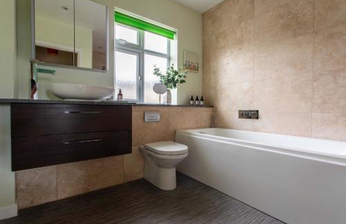 Bath Casa | Bath City Haven with Free Parking