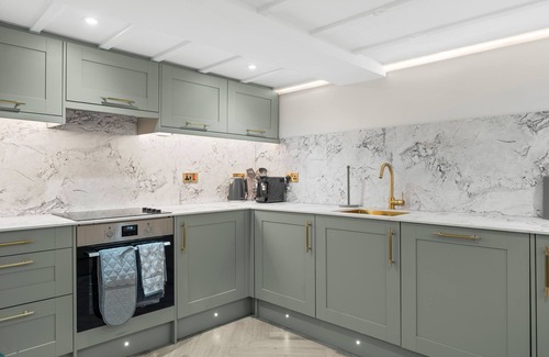 Upper Town Apartamento | Baths Ultimate House Sleeps 40