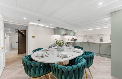 Upper Town Apartamento | Baths Ultimate House Sleeps 40