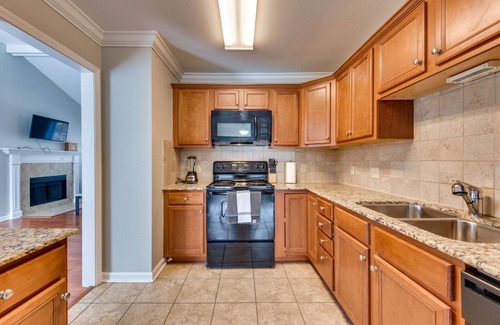 Mid City South Condominio | Baton Rouge Condo w/ Balcony, Fireplace & Pool!