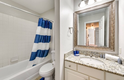 Mid City South Condominio | Baton Rouge Condo w/ Balcony, Fireplace & Pool!