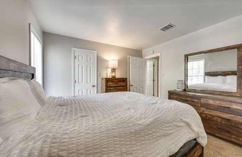 Mid City South Condominio | Baton Rouge Condo w/ Balcony, Fireplace & Pool!