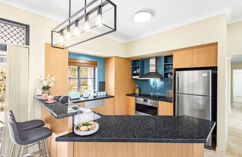 Carindale Casa | Bauhaus Design 5 Bedrooms Home at Carindale
